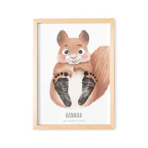 DEL MÀ Unique & Personal Fußabdruck Baby Tierbild personalisiertes Eichhörnchen Bild für Babyzimmer Deko Kinderzimmer Neugeborenen Geschenk zur Geburt (OHNE FARBE | DIN A3) von DEL MÀ Unique & Personal