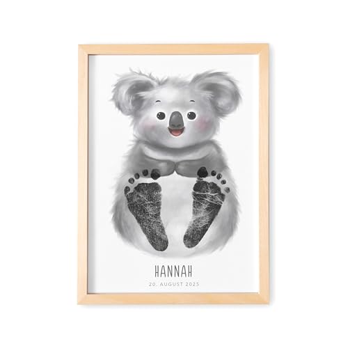 DEL MÀ Unique & Personal Fußabdruck Baby Tierbild personalisiertes Koala Bild für Babyzimmer Deko Kinderzimmer Neugeborenen Geschenk zur Geburt (OHNE FARBE | DIN A3) von DEL MÀ Unique & Personal