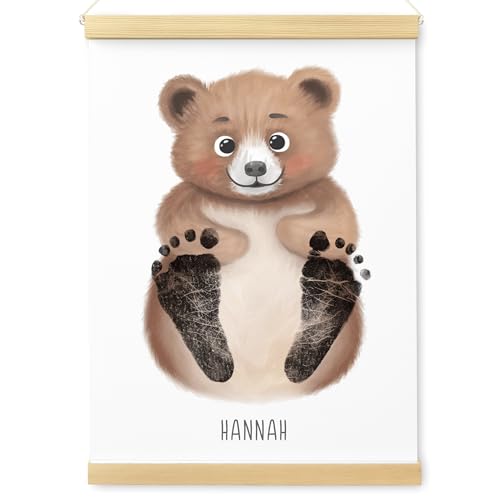 Fußabdruck Baby Tierbild personalisiert Babygeschenk Tier Poster Babyzimmer Deko Geschenk inkl. Posterleisten (OHNE Farbe) (Bär, DIN A3 | Fußlänge 9-16cm | Alter 6 Mon. - 4 Jahre) von DEL MÀ Unique & Personal