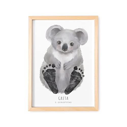 DEL MÀ Unique & Personal Baby Fußabdruck Bild Mit Rahmen Personalisiertes Tier Poster Für Babyzimmer Kinderzimmer (OHNE FARBE) (Koala, DIN A4 | Fußlänge bis 6cm | Alter bis 6 Monate) von DEL MÀ Unique & Personal