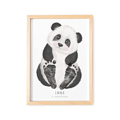 DEL MÀ Unique & Personal Baby Fußabdruck Bild Mit Rahmen Personalisiertes Tier Poster Für Babyzimmer Kinderzimmer (OHNE FARBE) (Panda, DIN A3 | Fußlänge 9-16cm | Alter 6 Mon. - 4 Jahre) von DEL MÀ Unique & Personal