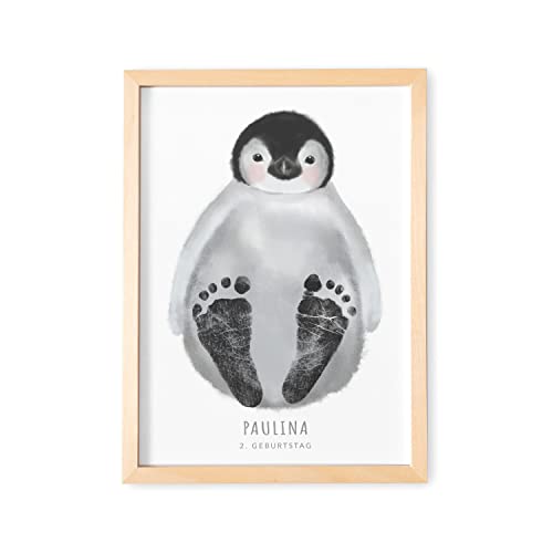 DEL MÀ Unique & Personal Baby Fußabdruck Bild Mit Rahmen Personalisiertes Tier Poster Für Babyzimmer Kinderzimmer (ohne Farbe) (Pinguin, DIN A3 | Fußlänge 9-16cm | Alter 6 Mon. - 4 Jahre) von DEL MÀ Unique & Personal