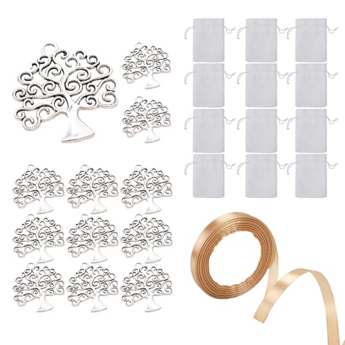 DHWEKU 12 Stück Jutesäckchen Weiß mit 12 pcs Metall Lebensbaum Charms Anhänger Geschenksäckchen für Gastgeschenke Hochzeit Kommunion Konfirmation Taufe Party Mitbringsel Geschenkverpackungen usw. von DHWEKU