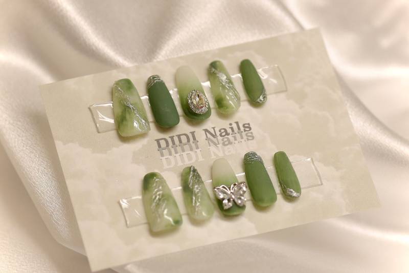 Grüne Jade Schmetterling Metallic Nägel | Personalisierter & Wiederverwendbarer Press-On Nail Fun Nails Luxus von DIDINails