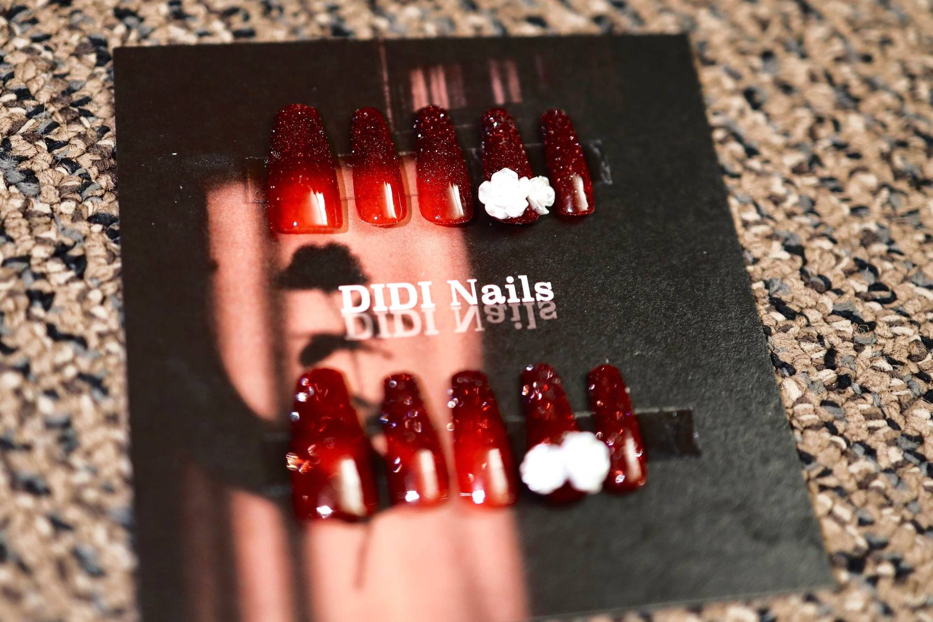 Rote Super Shinny Nägel Weiße Rosen | Personalisierter & Wiederverwendbarer Press-On Nail Fun Nails Luxus von DIDINails