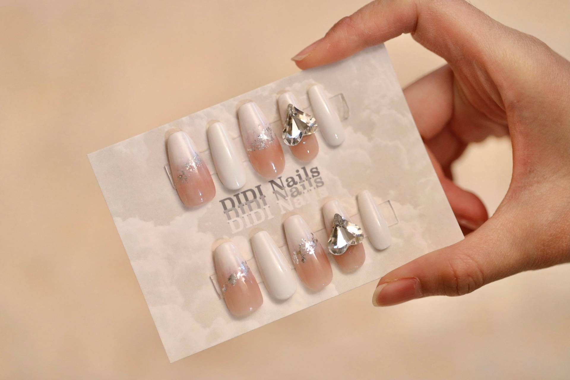 Weiße Splitter Super Glänzende Herz Strass Nägel | Personalisierter & Wiederverwendbarer Press-On Nail Fun Nails Luxus Elegante von DIDINails