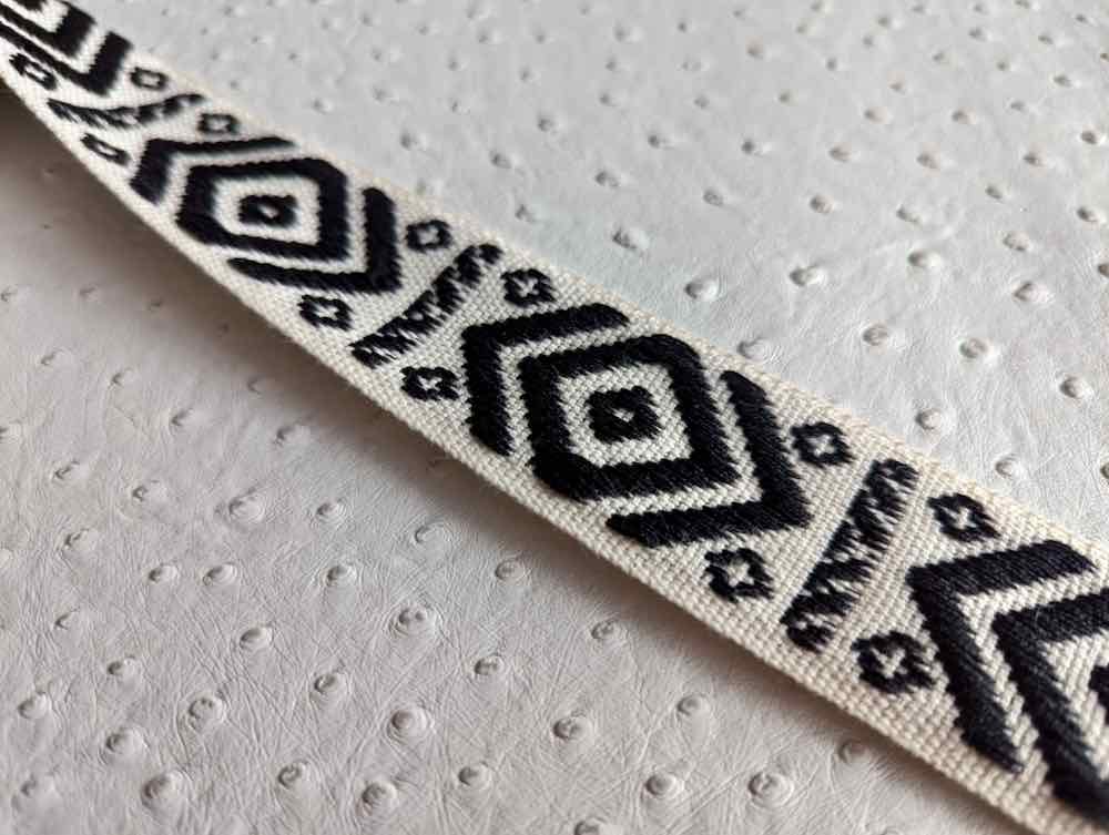 Gurtband, Webband grafische Musterung 38 mm / gemustert - 1 Meter Länge - Schwarz