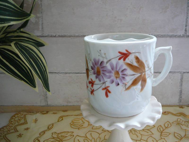 Vintage Porzellan Schnurrbart Tasse Gold Getrimmt Mit Lila Daises Sippy Für Erwachsene Männer von DIYVintageTreasures