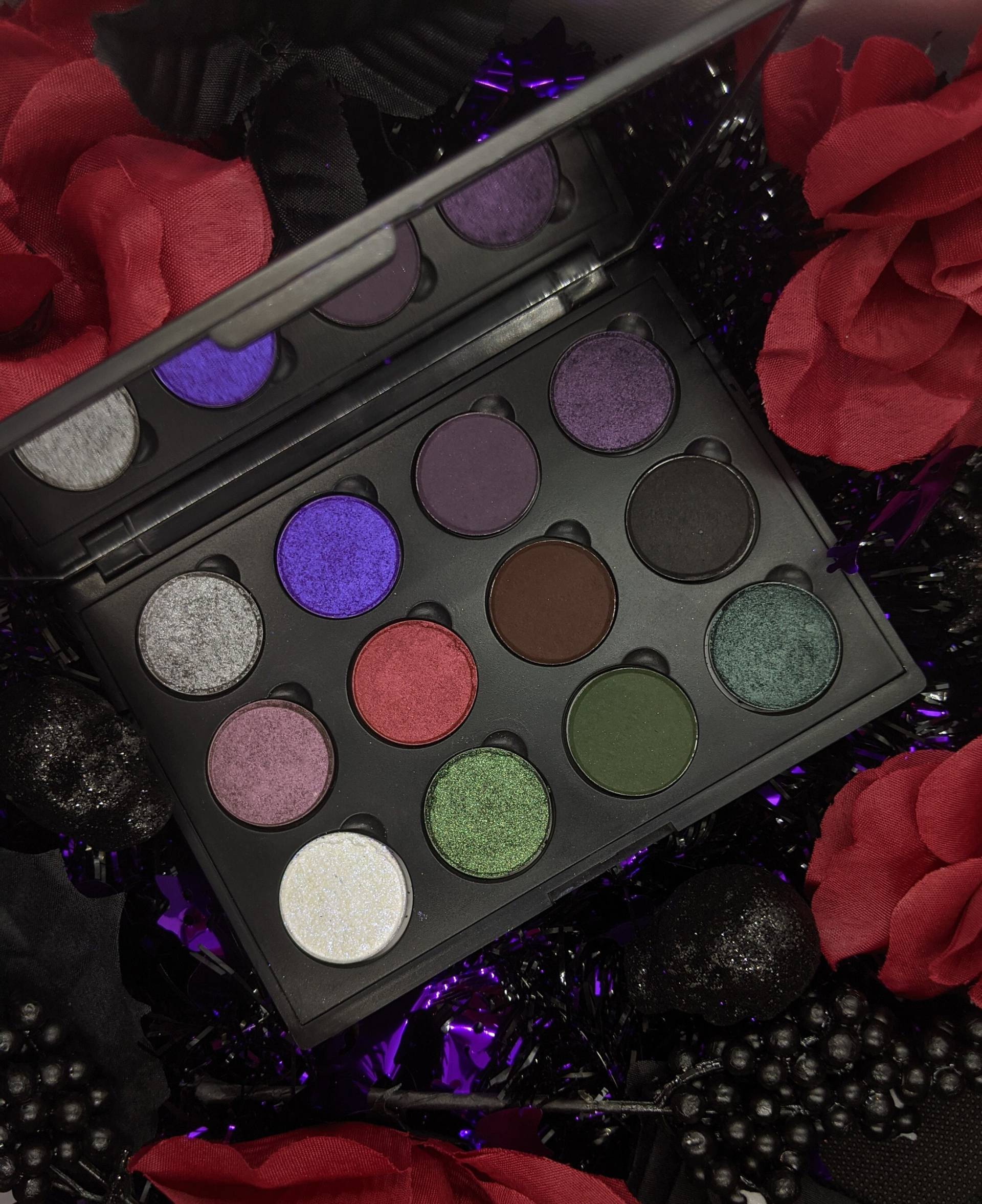 The Baleful Bog - 12 Eyeshadow Palette/Bundle Lila, Rot, Grün von DandyLionsCo