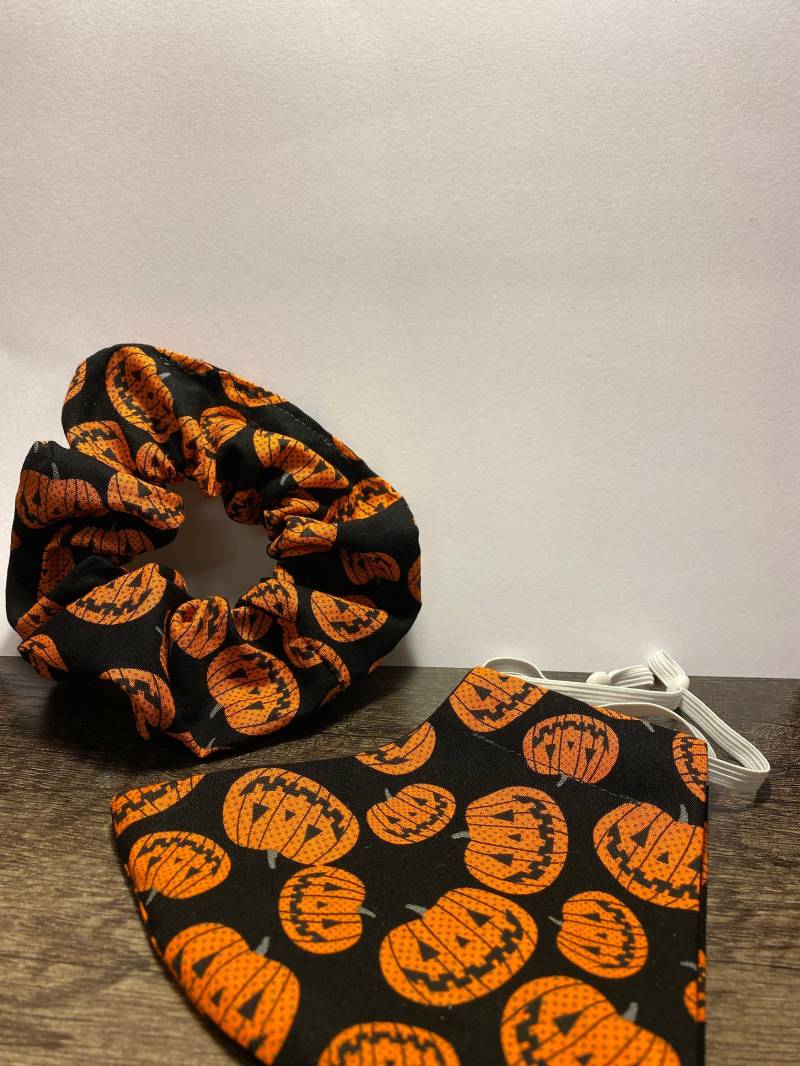 Verstellbare Halloween Gesichtsmaske Und Scrunchie Set, Kürbis, Jack O' Laterne von DarnCuteDesignsCo