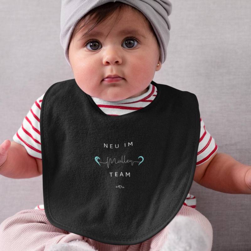 Personalisiertes Baby-Lätzchen Neu Im Team, Herz, Babyankündigung, Geschenk Baby Neugeborenes Taufe, Biobaumwolle, Hochwertig, Nachhaltig von DattiDesignsStore