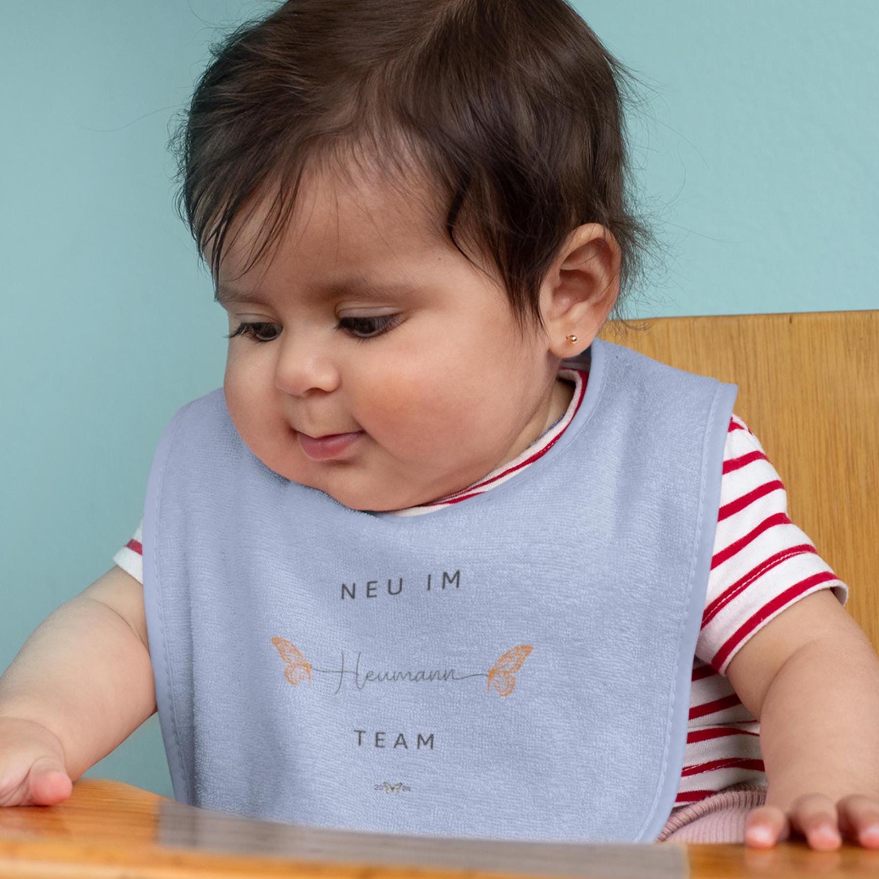 Personalisiertes Baby-Lätzchen Neu Im Team, Schmetterling, Babyankündigung, Geschenk Baby Neugeborenes Taufe, Biobaumwolle, Hochwertig von DattiDesignsStore