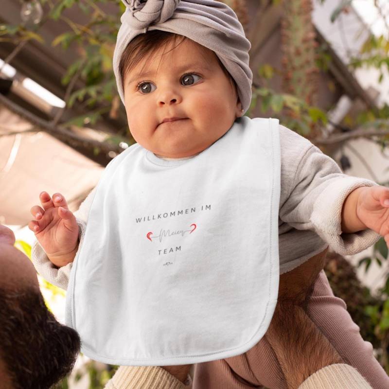 Personalisiertes Baby-Lätzchen Willkommen Im Team, Herz, Babyankündigung, Geschenk Baby Neugeborenes Taufe, Biobaumwolle, Hochwertig, Bib von DattiDesignsStore