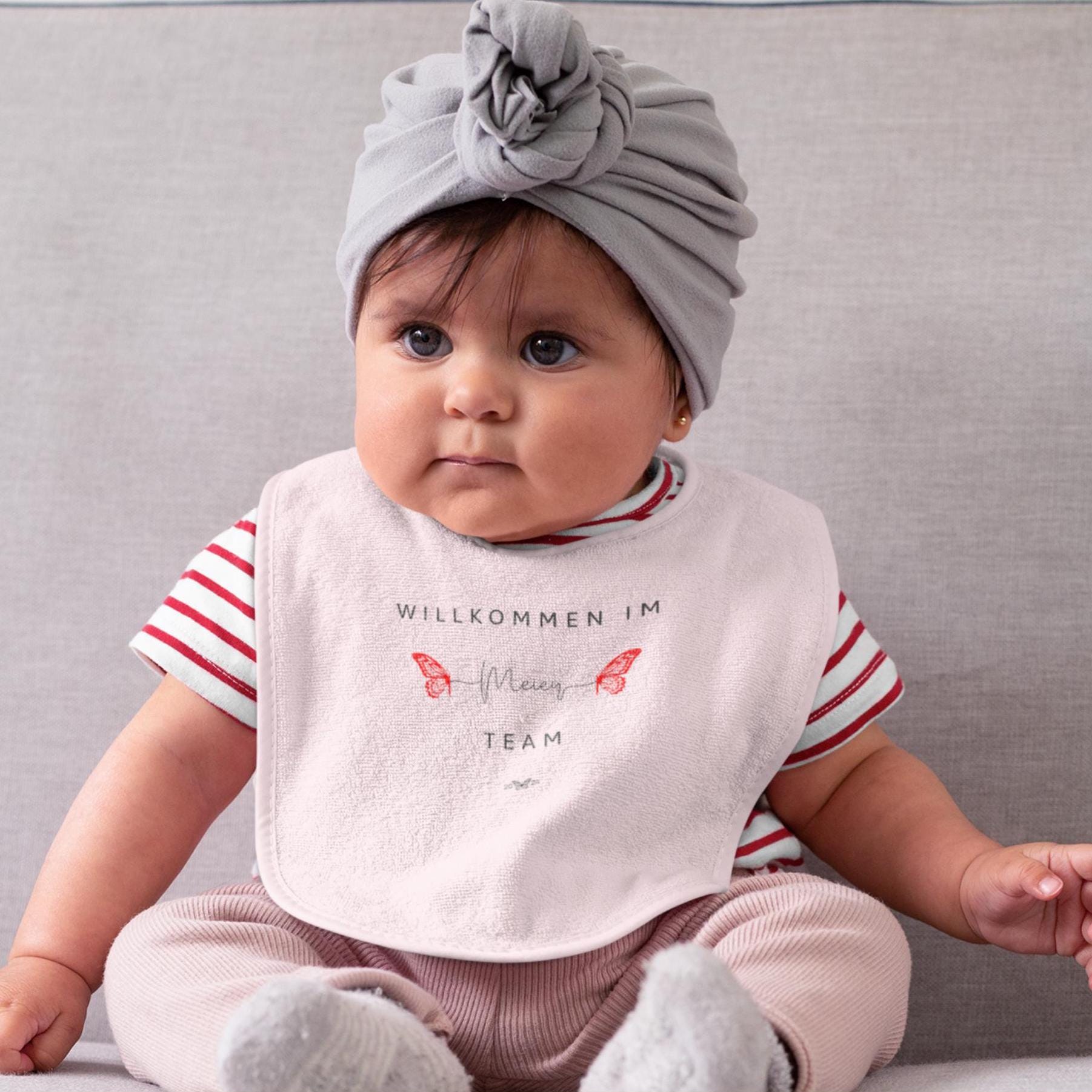 Personalisiertes Baby-Lätzchen Willkommen Im Team, Schmetterling, Babyankündigung, Geschenk Baby Neugeborenes Taufe, Biobaumwolle, Hochwertig von DattiDesignsStore