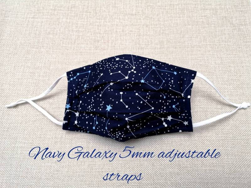 Galaxy Gesichtsmaske Mit Nasenbügel, 100% Baumwolle, Marineblaue Gesichtsbedeckung, Plissierte Gesichtsmasken Für Erwachsene Frauen Und Männer von DaviteHandmade