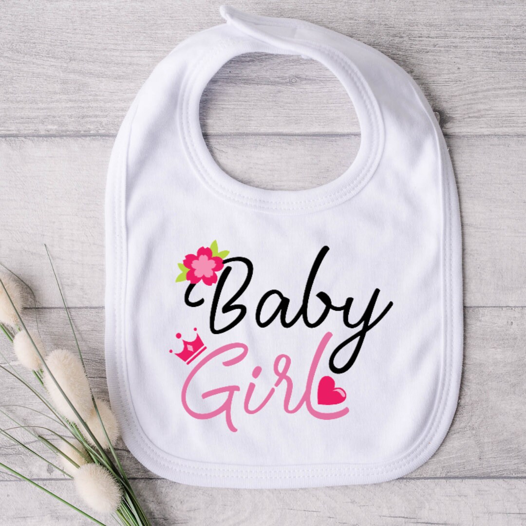 Wunderschönes Baby-Bib "Baby Girl" Weißer Bib Mit Hellrosa Schriftzug von DeesCreationsStore