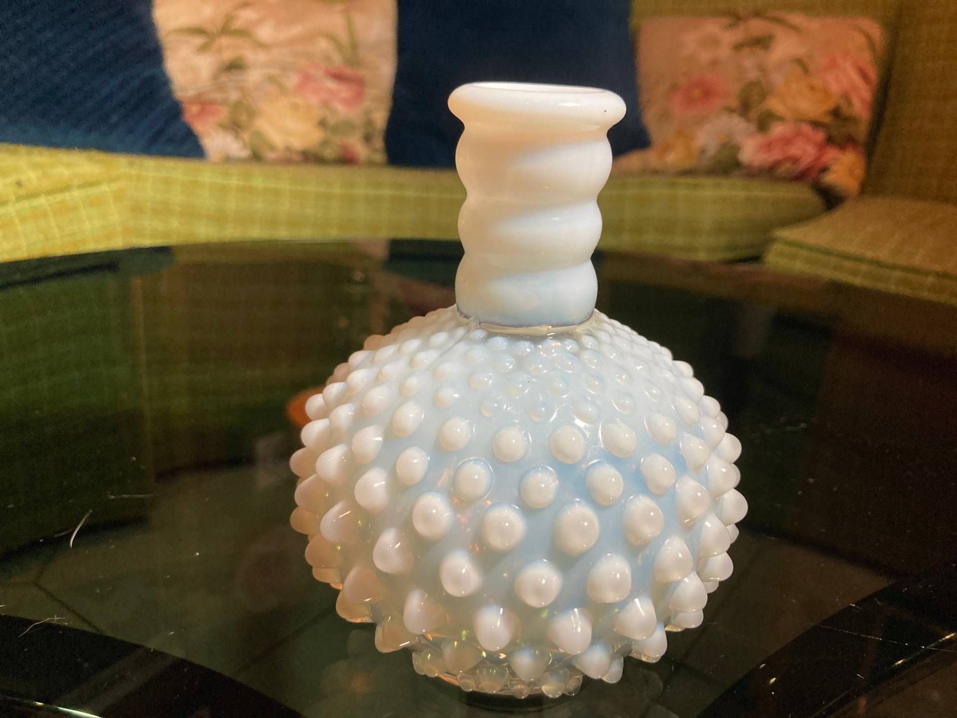 Fenton Hobnail Parfümflasche Köln, Weißer Opalisierender Mondstein, Glas, Weißes Vintage von DeesNewOldGems