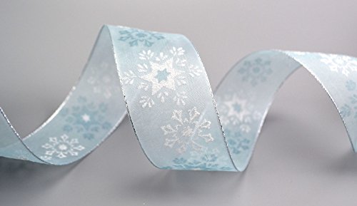 Dekoband „Wonder Snowflakes“ HELLBLAU/SILBER 3 m x 40 mm Geschenkband Weihnachten Chiffon Schleifenband Winter Schneeflocken Sterne Glanzkanten mit Draht von Deko Angels