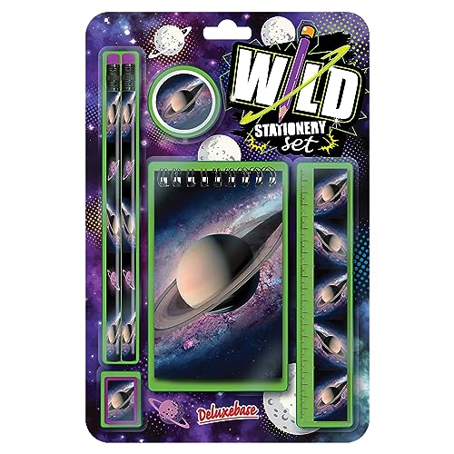 Wild Stationery Set - Raum von Deluxebase. Diese niedlichen Stationären Schulsets für Jungen enthalten 2 Bleistifte, Radiergummi, Spitzer, Lineal und Notizbuch von Deluxebase