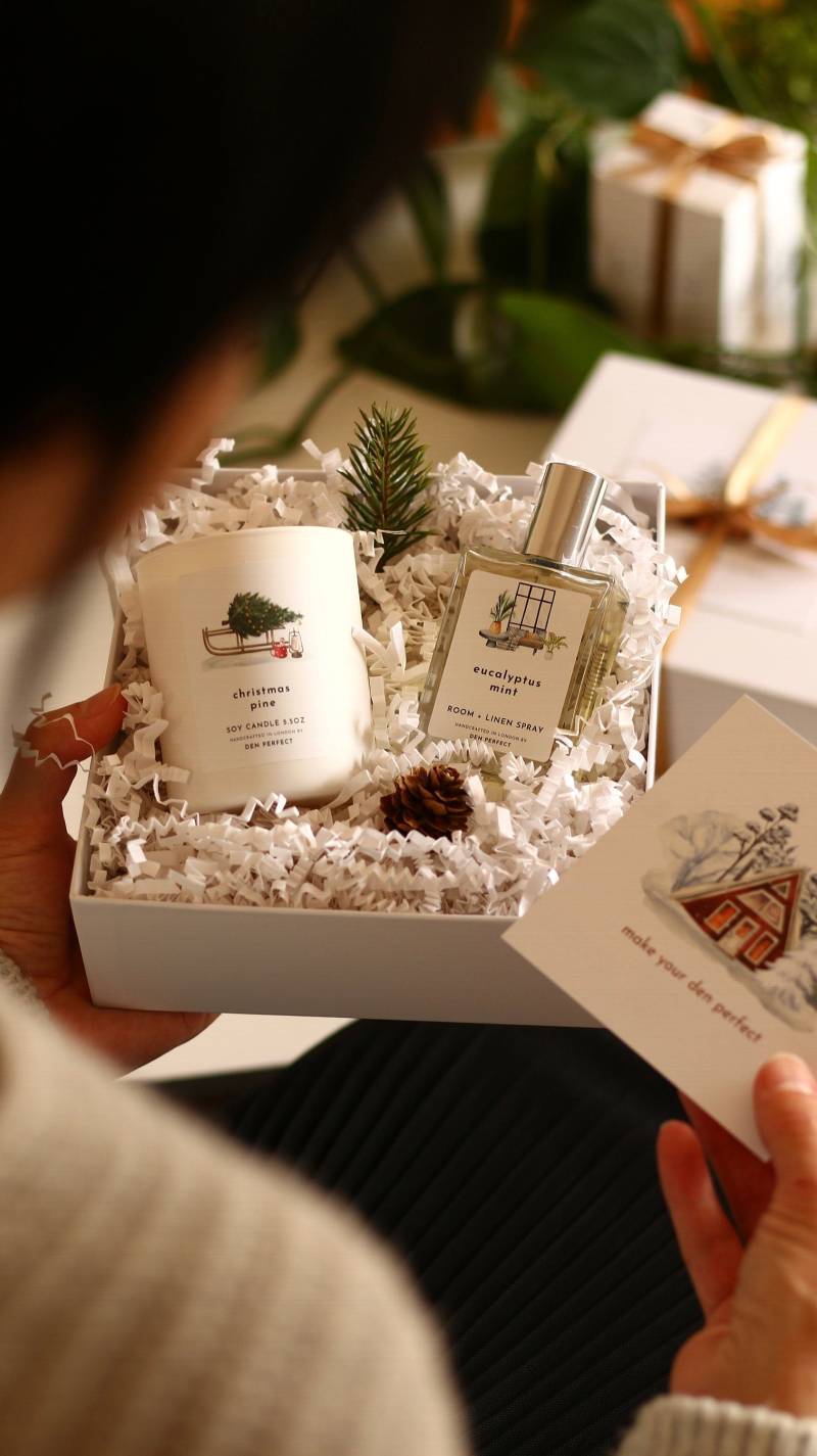 Christmas Pine Geschenkset, Sojakerze Und Room + Linen Spray Geschenkbox von DenPerfectUK