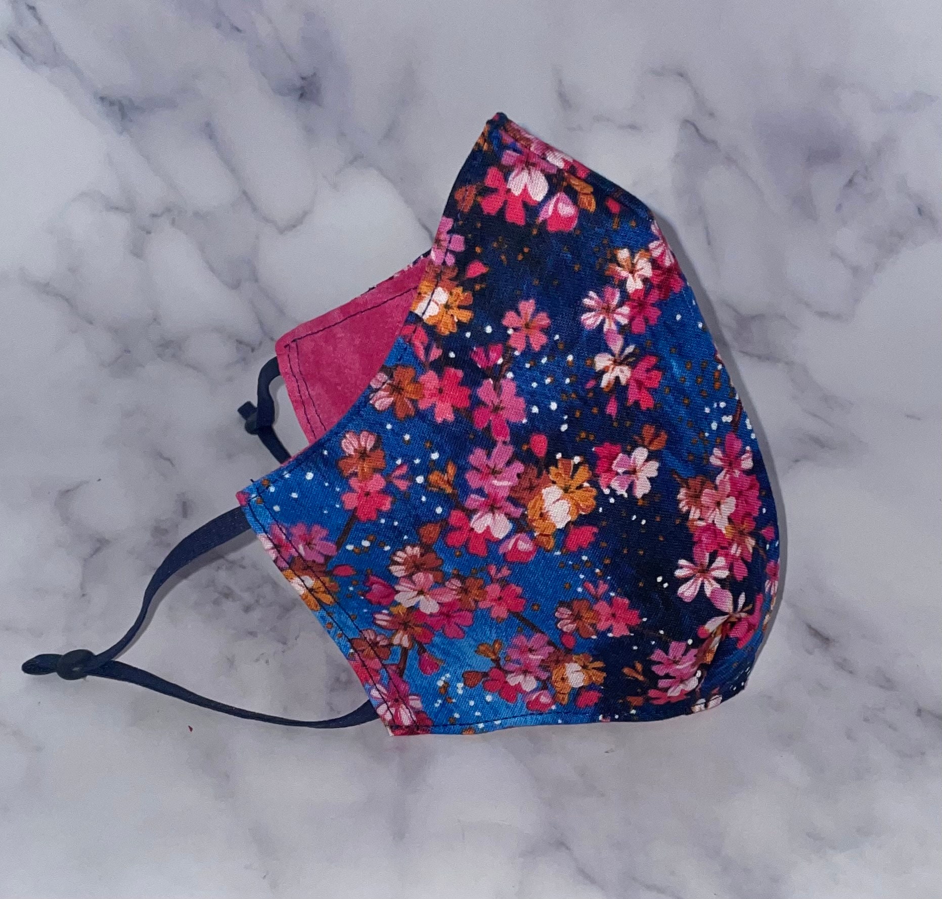 Kirschblüten | Blume Blaue Gesichtsmaske | Baumwolle Wiederverwendbar Waschbar Filtertasche von DesignsByJMoB