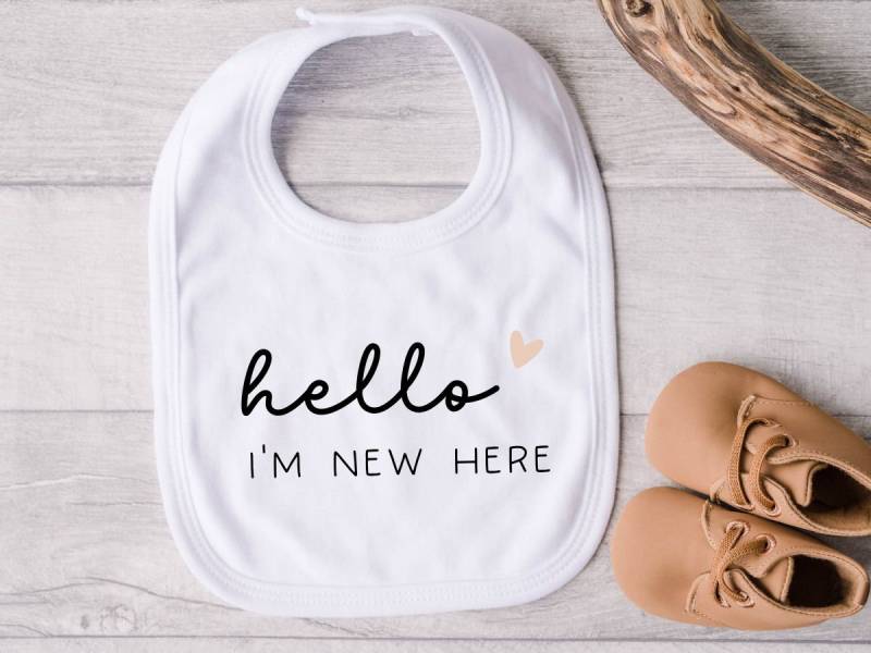 Lätzchen Hello I'm New Here⎢Schlabberlatz Personalisierbar⎢Latz Zur Geburt⎢Geschenk Geburt von DetailverliebtbyKati