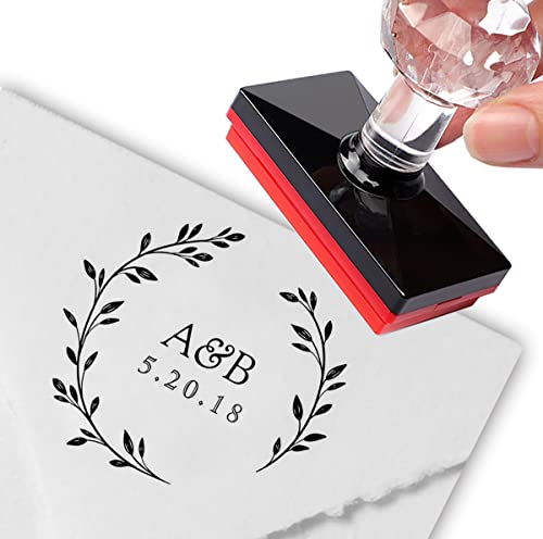 Personalisierbarer Stempel, Lorbeerkranz, Monogramm, Hochzeit, Save The Date, selbstfärbende Stempel, personalisierte runde Etiketten von Diamond drawing