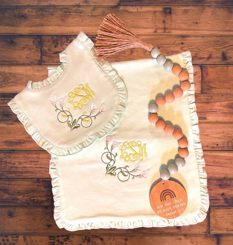 Gesticktes Calla-Lätzchen - Und Spucktuch-Set Für Die Babyparty-Gerüschtes Lätzchen Neues Baby Mit Name von DiaperImpressionsLLC