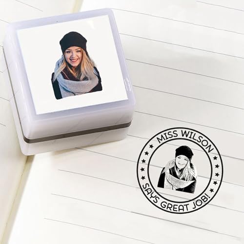 Drawelry Personalisiert Foto Stempel mit Namen Bild Gravur Quadratisch Gummi Stempelplatte Mehrfarbig Gesicht Portrait Stempel für Familie Freund Mitschüler Kollege Geburtstags Geschenke (B) von Drawelry