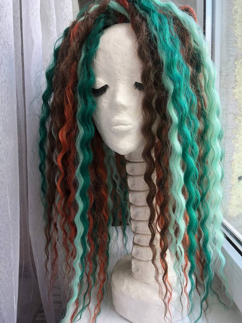 Wave Dreads, Curly De Braun Grün Orange Mix Der Dreadlocks von DreadsByDAP