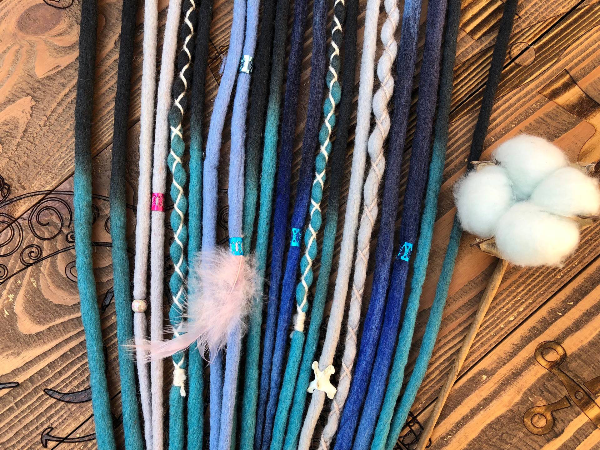 10 De Custom Clip in Oder Flecht in Dreadlock Extensions Farbmix Blautöne & Sand Boho Tie-Dye Wolle Dreads Haarwickel Perlen Synthetisch von DreadsByHolly