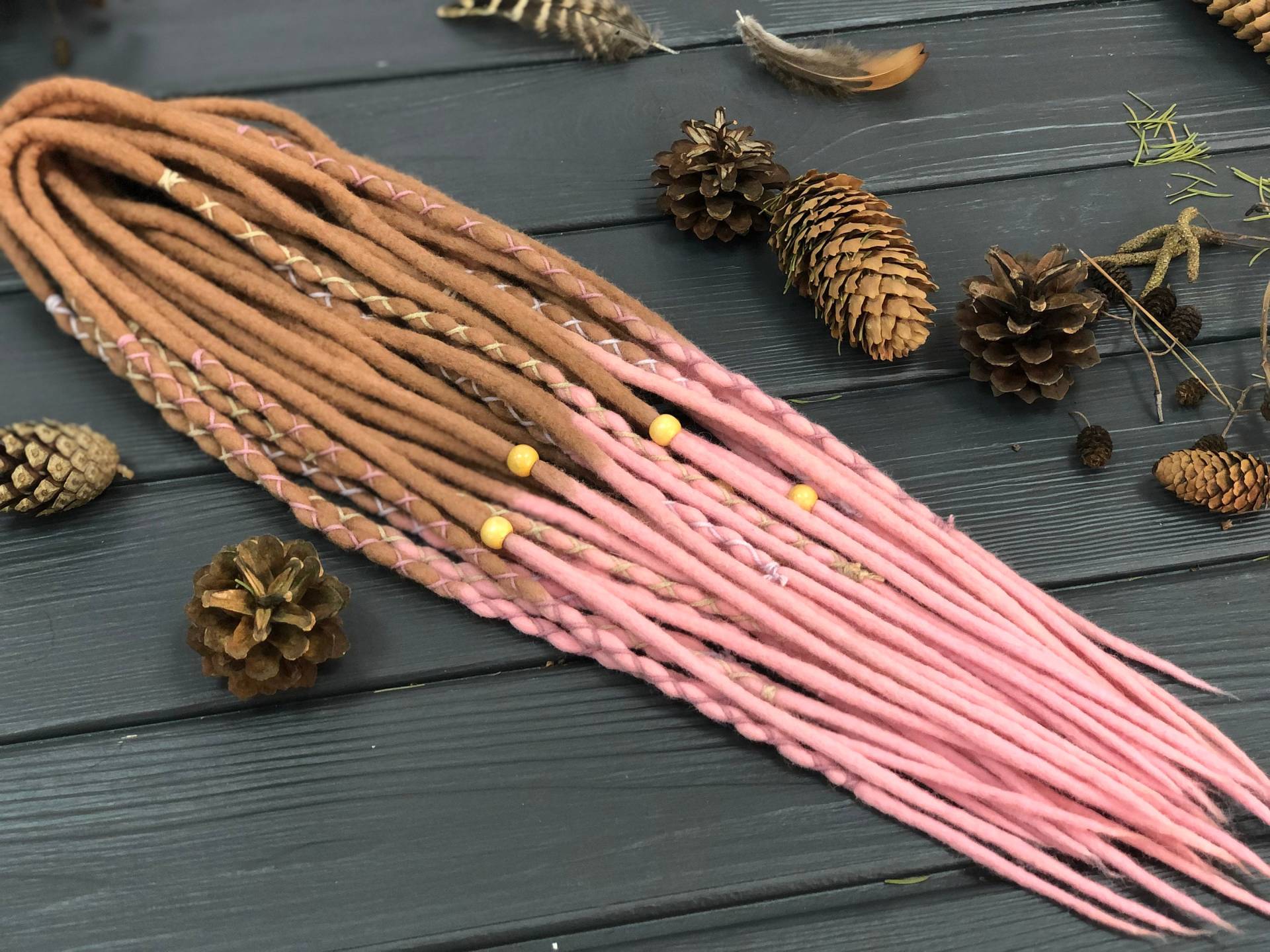 Doppelendige Dreads Aus Dunkelblonder Und Rosa Ombre-Wolle Mit Kostenlosen Holzperlen Umwickelt von DreadsForest