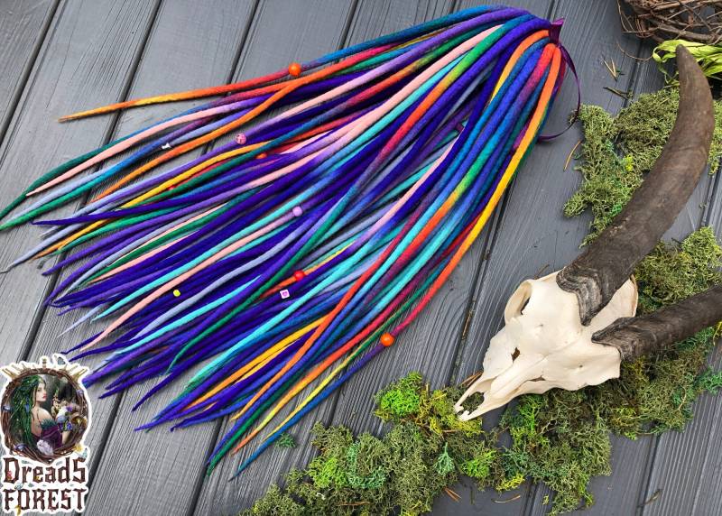 Doppelendige Dreads Aus Regenbogen-Ombre-Wolle Mit Kostenlosen Holzperlen von DreadsForest