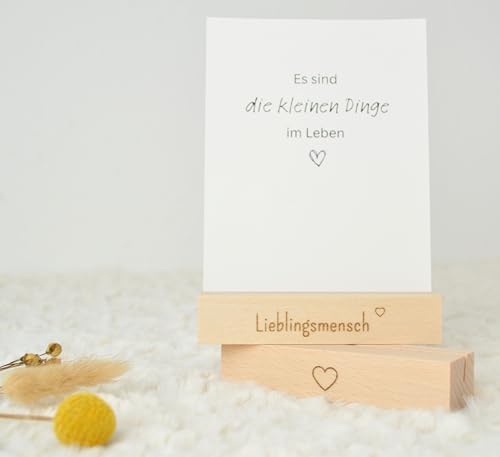 Kartenhalter Holz 2er Set, Lieblingsmensch & Herz – Postkartenständer mit Gravur, Tisch Deko klein, Tischkartenhalter für Hochzeit, Fotohalter Spruch, Foto Geschenk Geburtstag, Frauen, Beste Freundin von DwieDeko