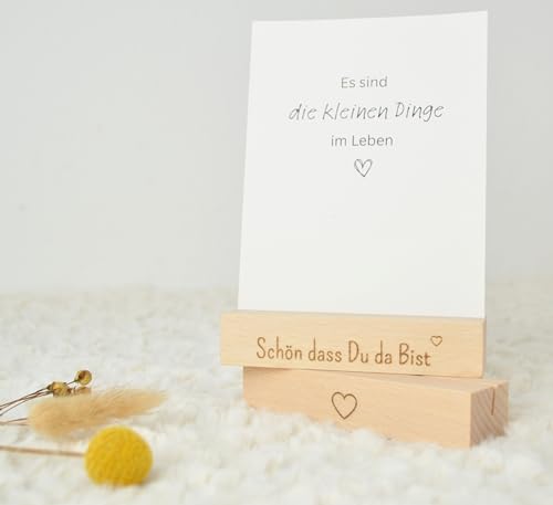 Kartenhalter Holz 2er Set, Schön dass Du da Bist & Herz – Postkartenständer mit Gravur, Tisch Deko klein, Tischkartenhalter für Hochzeit, Fotohalter Spruch, Foto Geschenk Geburtstag, Beste Freundin von DwieDeko