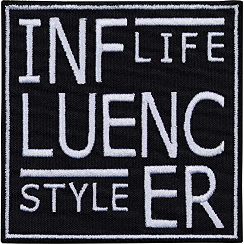 Influencer Aufnäher "INFLUENCER LIFESTYLE" Aufbügler/Patch Jeans Flicken Bügelbild zum annähen | Social Media Geschenk Blogger Applikation für Kleidung/Jeans/Taschen | 80x80mm von EXPRESS-STICKEREI