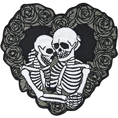 Designer PRREMIUM HERZ Patch Liebende Sklelette Biker Aufnäher Totenkopf Bügelbilder zum aufnähen Portrait Halloween Dekoration kissing skull Applikation - 80x80mm von EXPRESS-STICKEREI