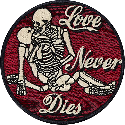 Designer PRREMIUM Totenkopf Aufnäher LOVE NEVER DIES Biker Patch Skelett Aufbügler Bügelbilder zum aufnähen Portrait Halloween Dekoration kissing Skull Stoff-Applikation - 80x80mm von EXPRESS-STICKEREI