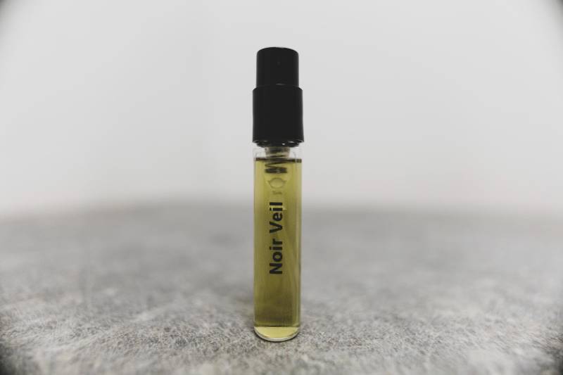 Noir Veil Eau De Parfum Sample 1.7Ml von EaudeScentuality