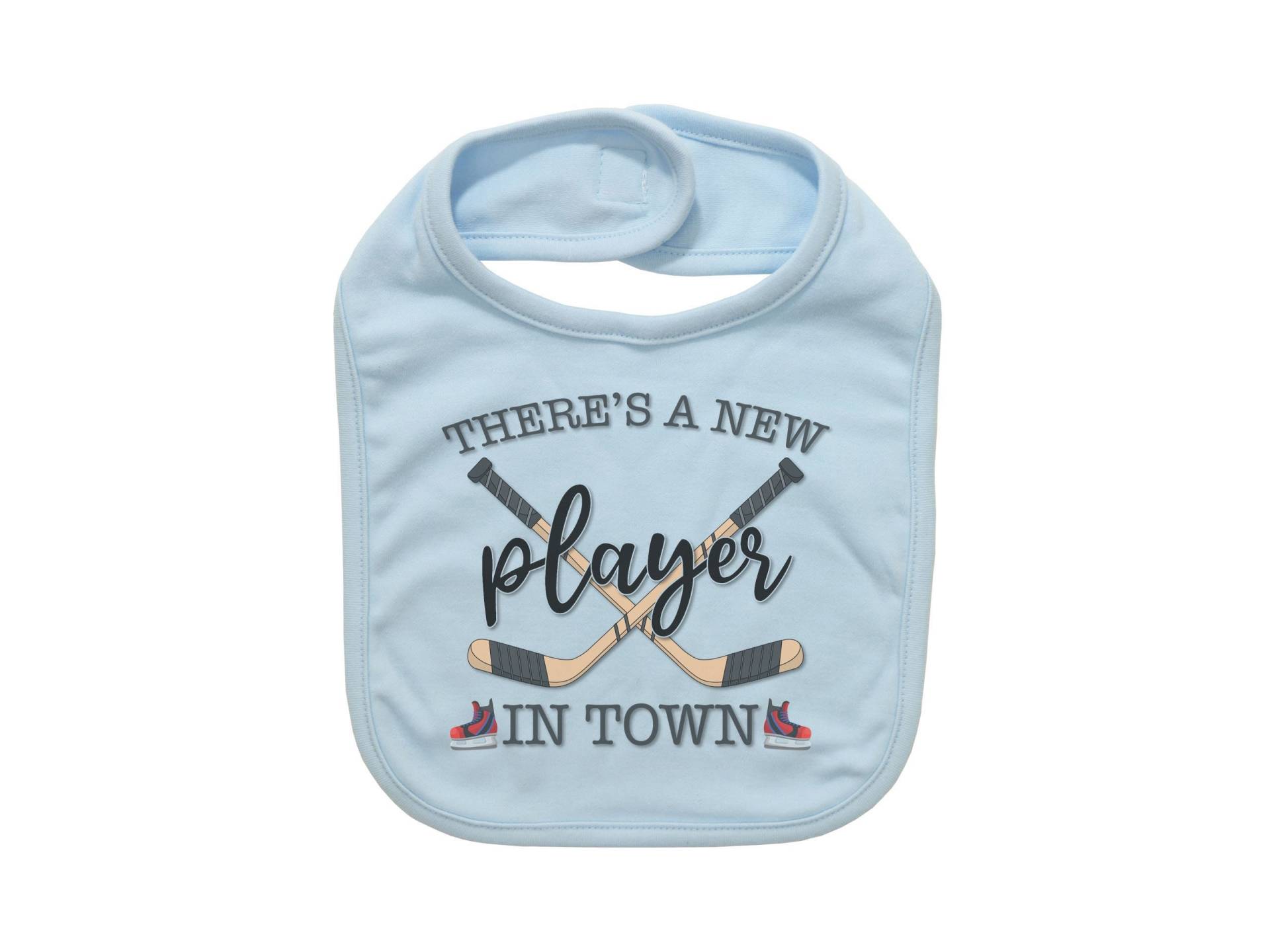 Hockey Lätzchen, Baby Es Gibt Einen Neuen Spieler in Der Stadt, Ankündigung, Neugeborenen Sport Bibs, Sublimiertes Design von EbenezerFire