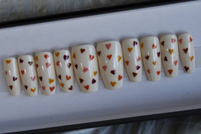 Herbst Herz Press On Nails - 10 Oder 20 Stück Herbstfarbenes Mini Heart Nail Set von EdgeNail