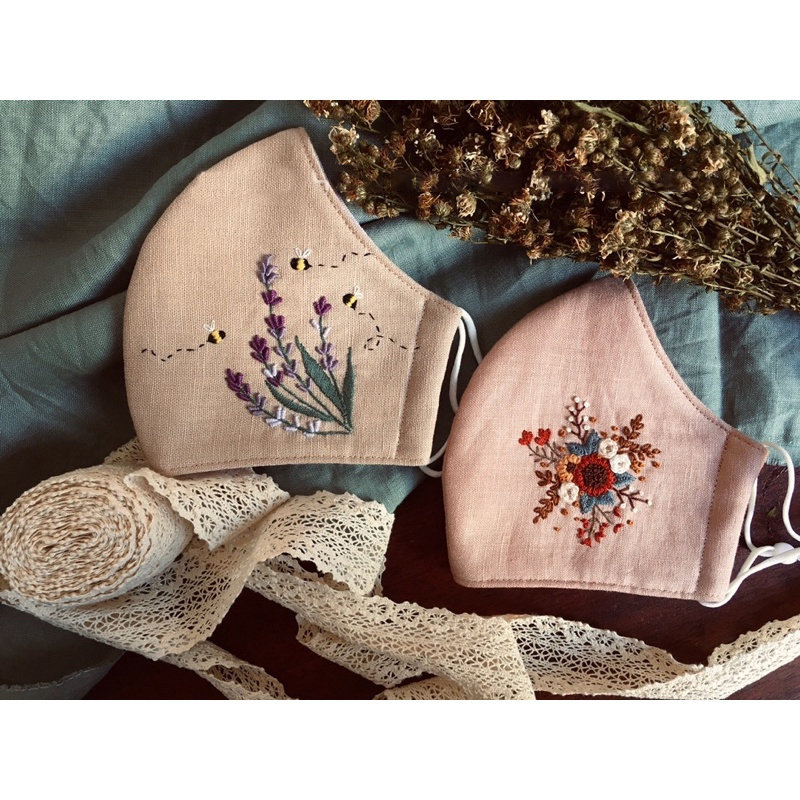 Handstickerei Leinenmaske Biene Und Blumen, Leinen Gesichtsmaske, Bestickte Maske 3-Lagig von EmbroideryGiftsVN