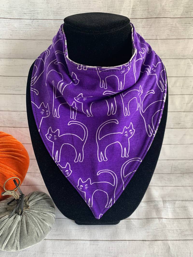 Big Girl Bandana Bib Teen Erwachsene Würde Schal Wasserdicht Lätzchen Scary Katze Auf Lila Scared Cat Boy Besondere Brauchen Katzenliebhaber von EspeciallyUniqueInc