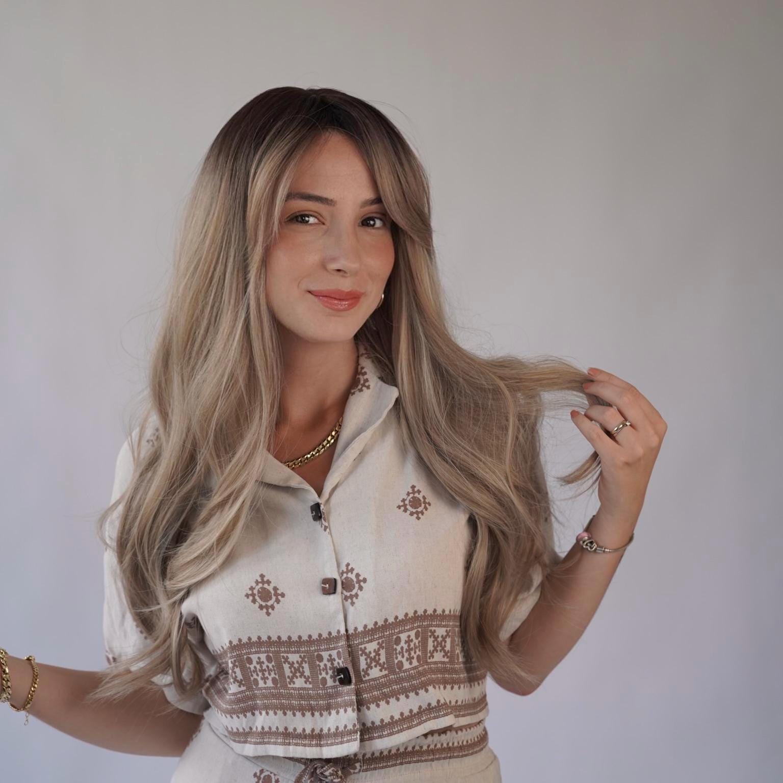 Lange Gewellte Asch Blonde Ombre Perücke Mit Pony von Evanesswigs