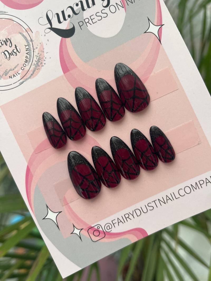 Dunkelrotes Und Schwarzes Spinnennetz Lichtreflektierende French Manicure Press On Nails | Gothic Nägel Nägel Kleben Auf Halloweens von Fairydustnailcompany