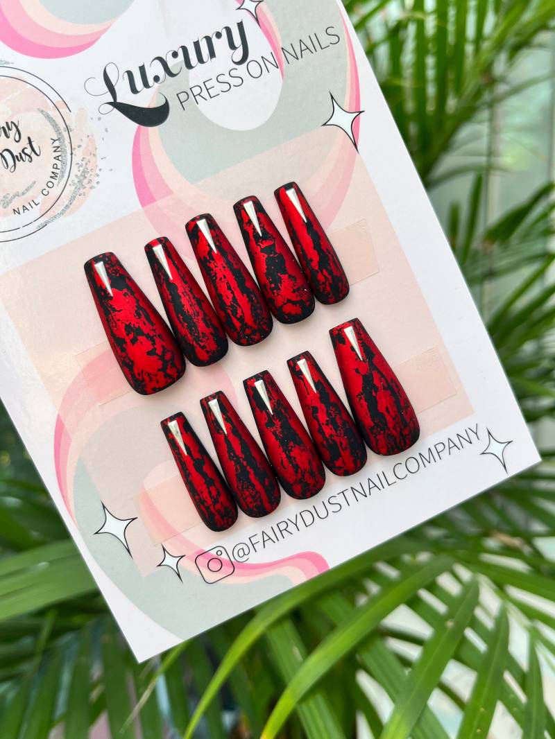 Matte Schwarz Und Rot Drücken Sie Auf Die Nägel | Künstliche Nägel Kleben Falsche Halloween von Fairydustnailcompany