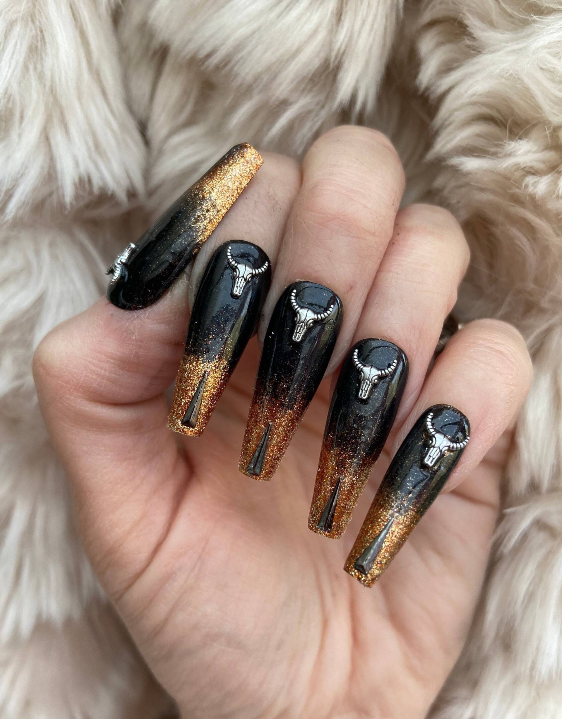 Ram Schädel Schwarz Und Gold Ombré Drücken Sie Auf Die Nägel | Künstliche Falsche Gothic Kleben von Fairydustnailcompany