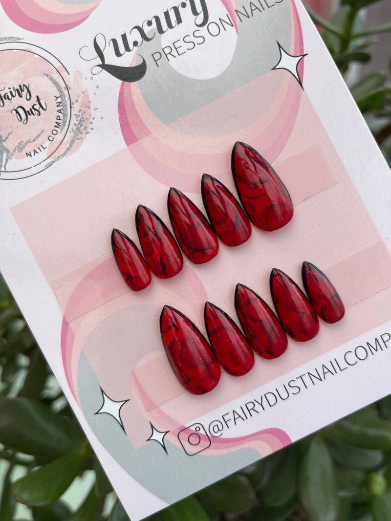 Rot Und Schwarz Marmor Drücken Sie Auf Die Nägel | Künstliche Falsche Gothic Kleber Nägel von Fairydustnailcompany