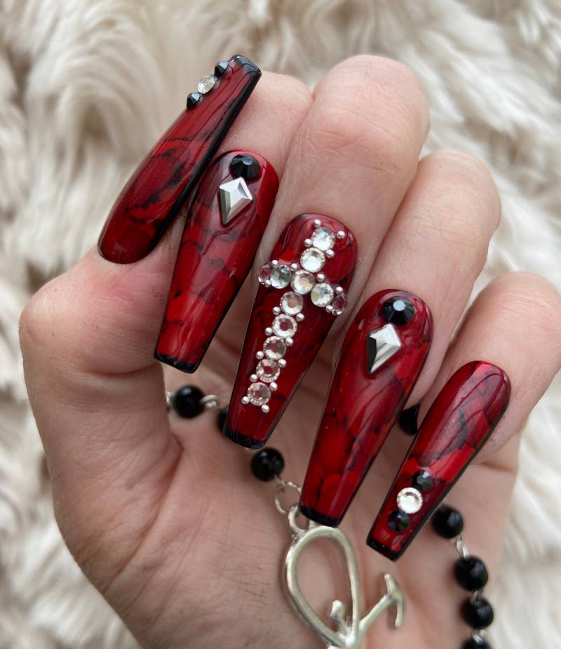 Rot Und Schwarz Marmor Kristall Kreuz Gothic Drücken Sie Auf Die Nägel | Künstliche Falsche Nägel Kleben Kleber von Fairydustnailcompany