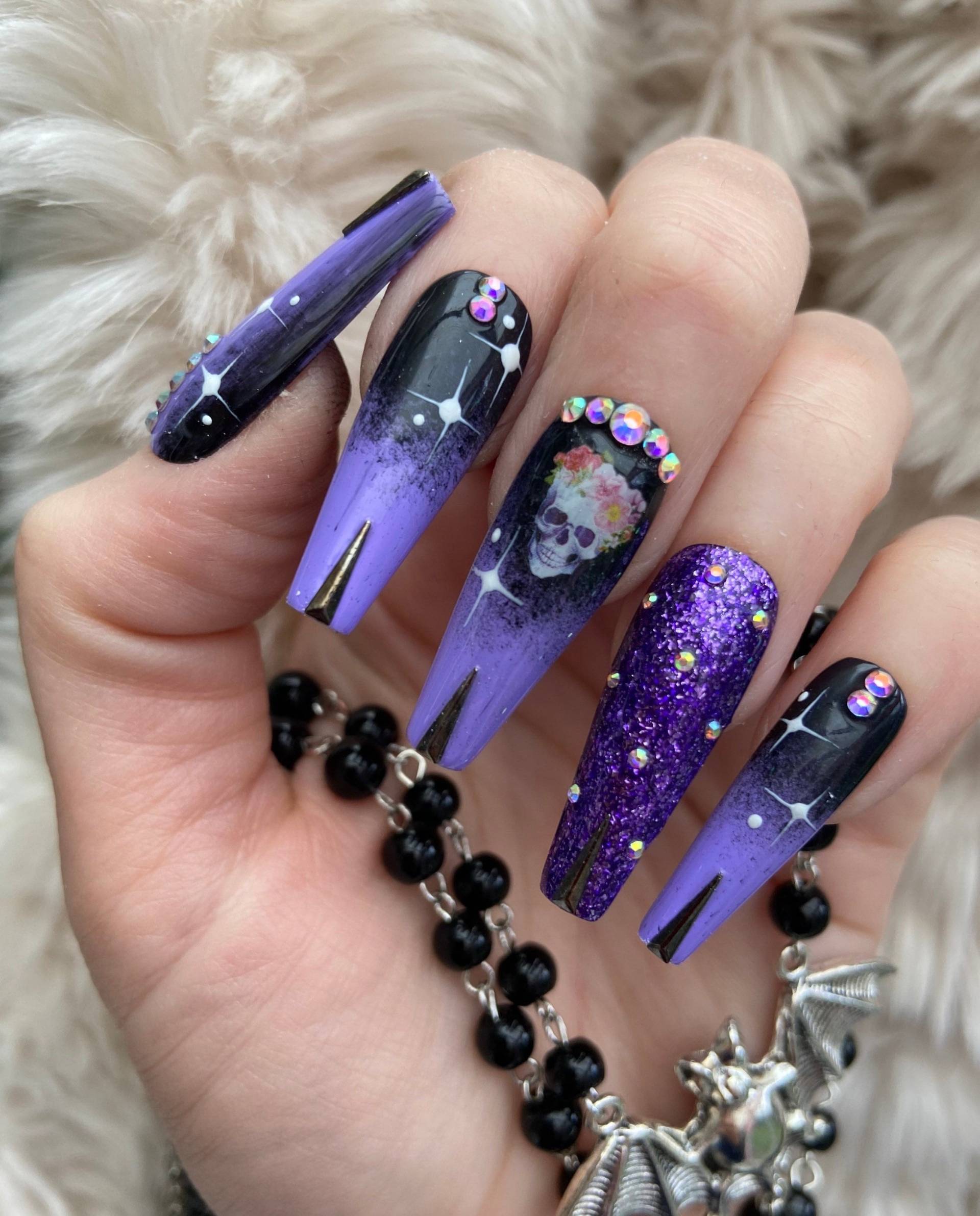 Schwarz Und Lila Ombré Schädel Drücken Sie Auf Die Nägel | Künstliche Falsche Kleben Nägel Halloween von Fairydustnailcompany